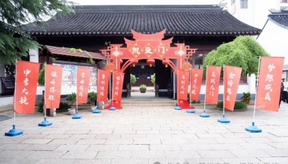 苏州市第一初级中学校初三学生昂首阔步走过“凯旋门”！