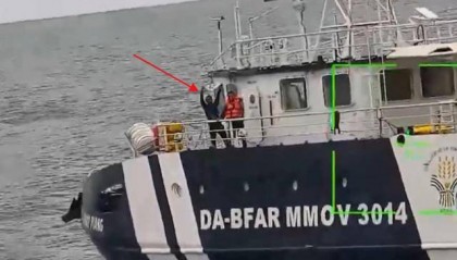 黄岩岛交锋，中方这次没客气：菲船员耳朵被崩伤，高举白旗求饶