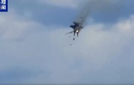 画面曝光：美国2架战机空中相撞坠毁，4名机组人员弹射逃生，现场腾起黑烟，该空军基地已封锁