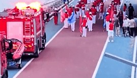 老年“暴走团”阻碍消防车救护车通行，双方僵持近2分钟，当地多方回应