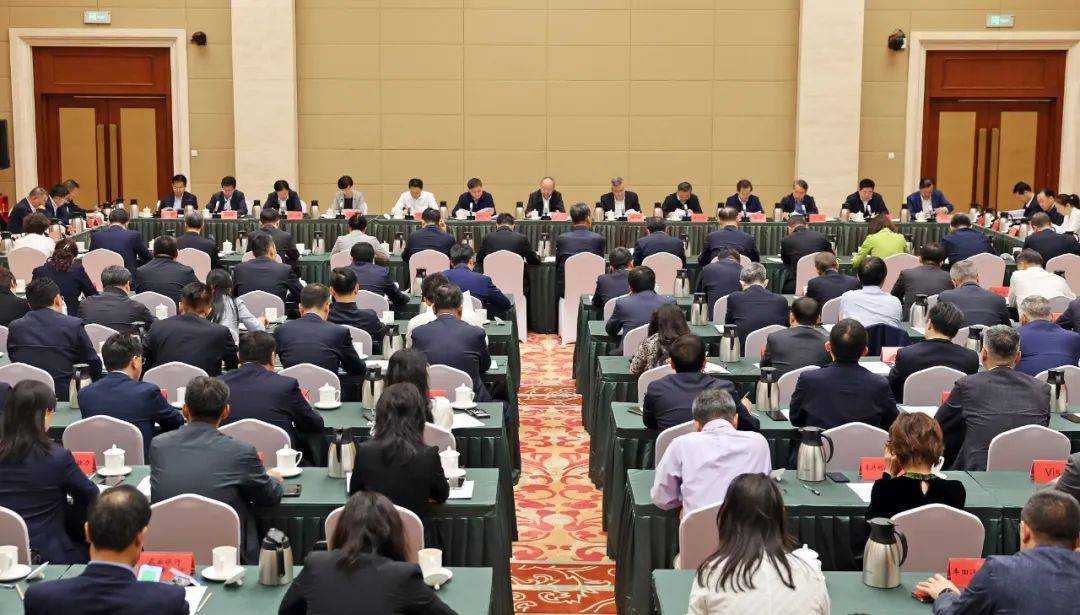 尹力调研并出席金融工作座谈会，与一百余家金融机构负责人共商推动首都金融高质量发展