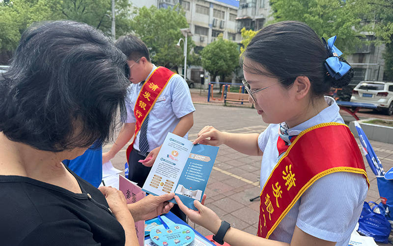 “筑牢金融盾 守护零距离”浦发银行武汉分行金融知识万里行进社区