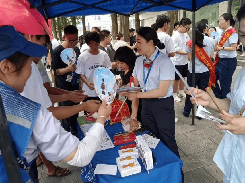 浦发银行武汉分行：助力高考圆梦 普及金融知识万里行