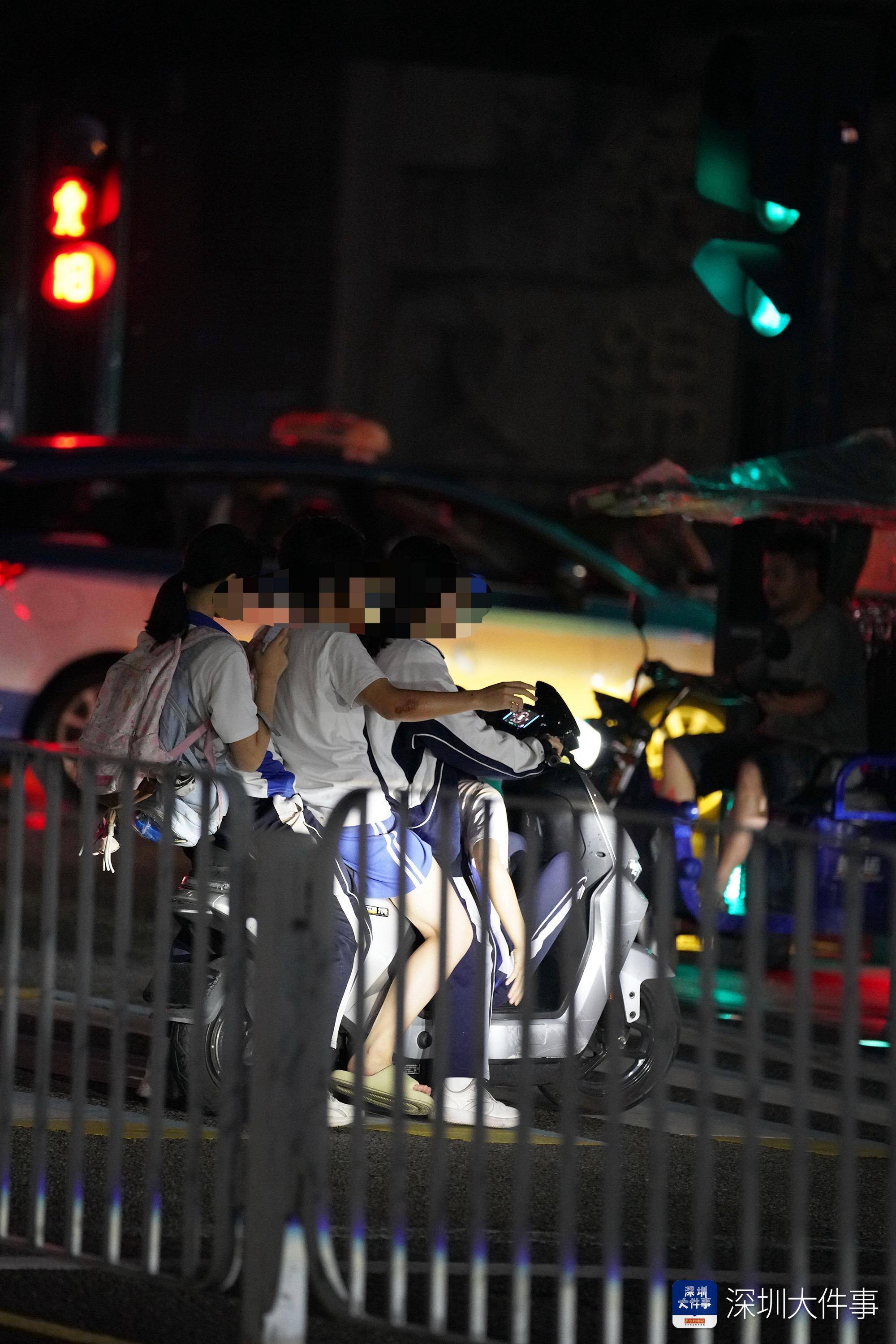 深圳滨河大道现学生载人骑“电鸡”狂奔!超速行驶、不戴头盔