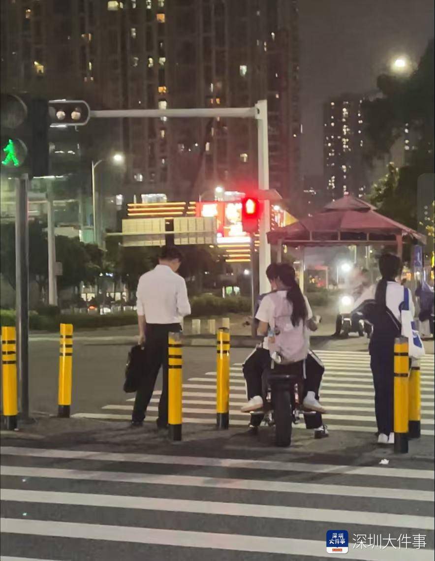 深圳滨河大道现学生载人骑“电鸡”狂奔!超速行驶、不戴头盔
