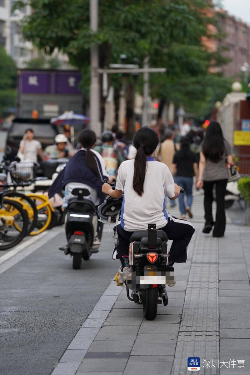 深圳滨河大道现学生载人骑“电鸡”狂奔!超速行驶、不戴头盔