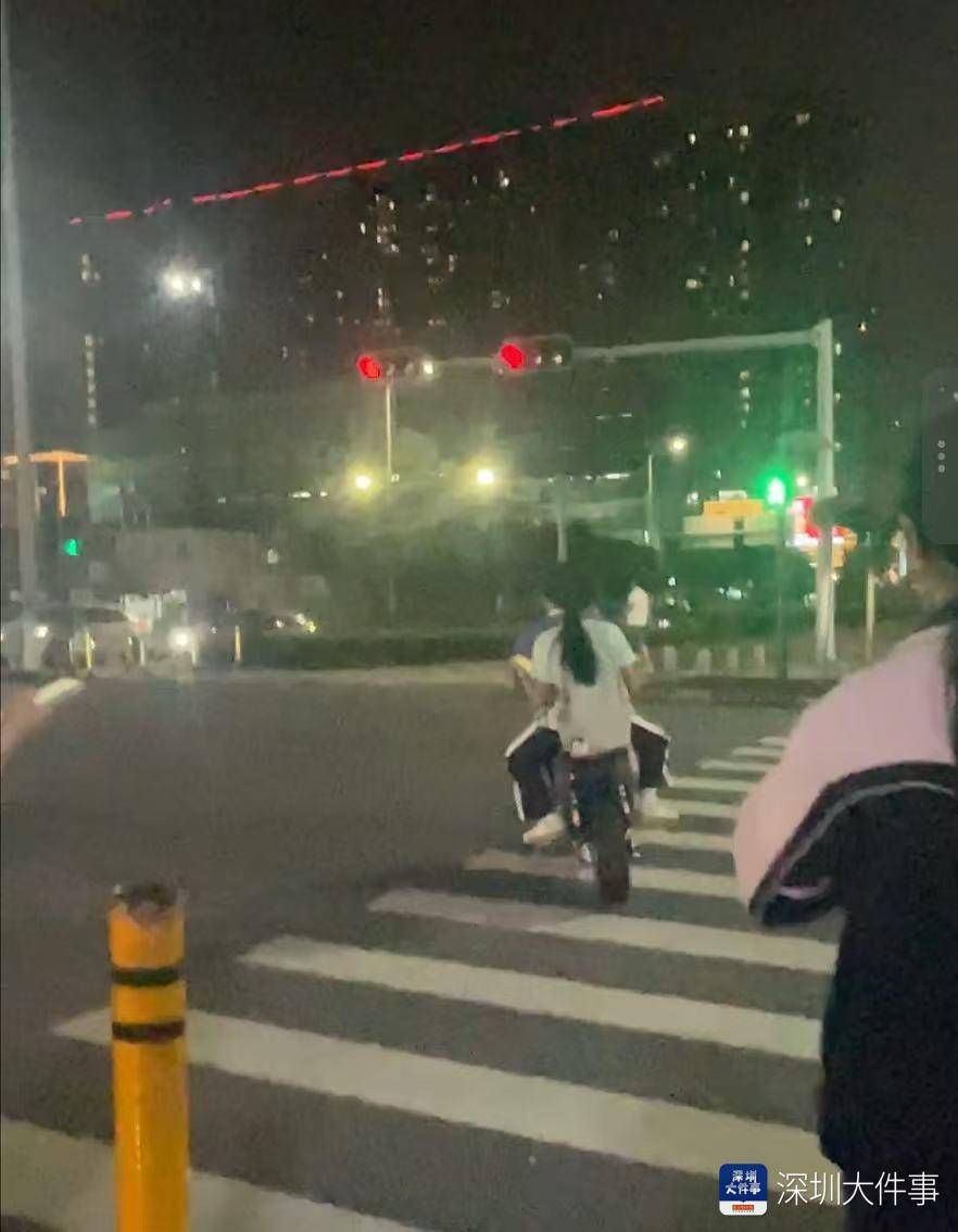 深圳滨河大道现学生载人骑“电鸡”狂奔!超速行驶、不戴头盔