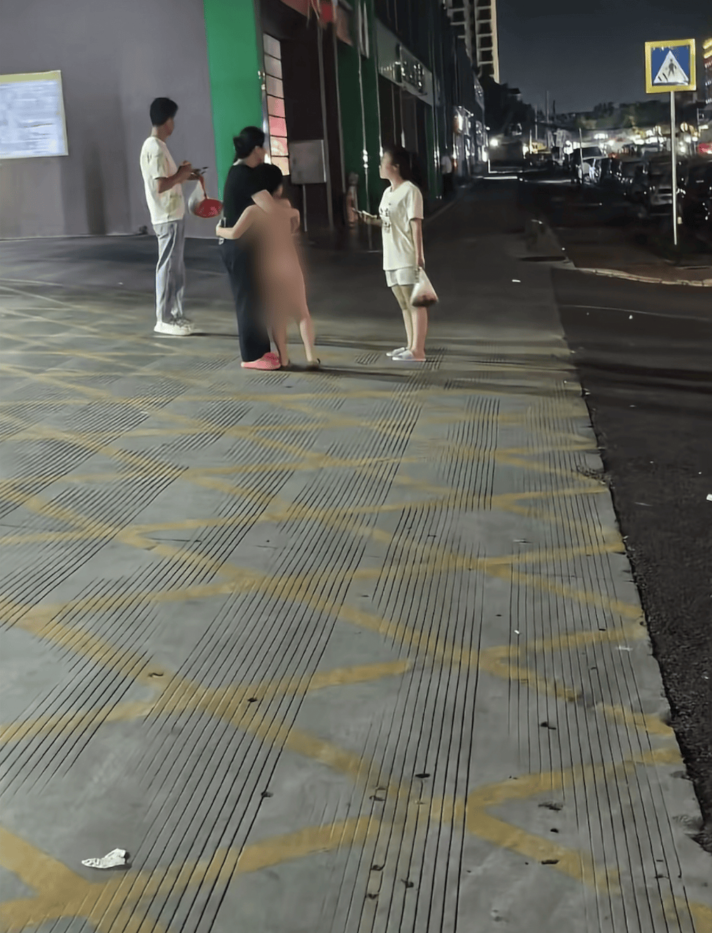 柳州发生5.2级地震已致2人死亡,当地居民:震感持续20秒,有小孩光着身子跑出来