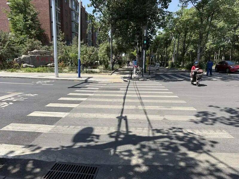 昌平海淀交界处,一条斑马线还得各划各的?丨有事儿@新京报