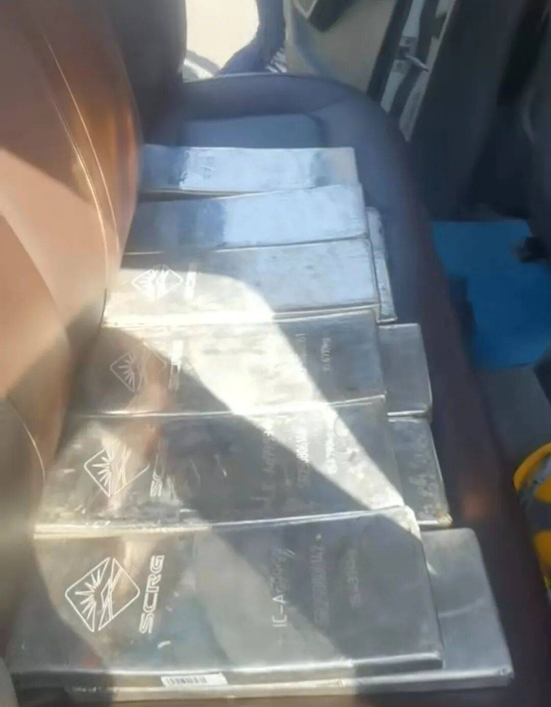 货车司机丢了13块银砖,价值百万元!重金悬赏后有人交还12块领23.5万元酬金:过路司机将银砖当废品卖了